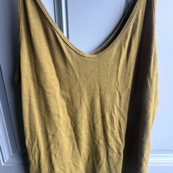 Universal Thread Tank - Picture 2 of 3